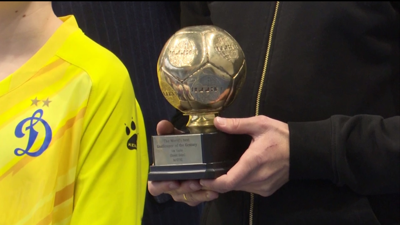 «Золотой мяч» Льва Яшина привезли в новосибирскую школу «Динамо»