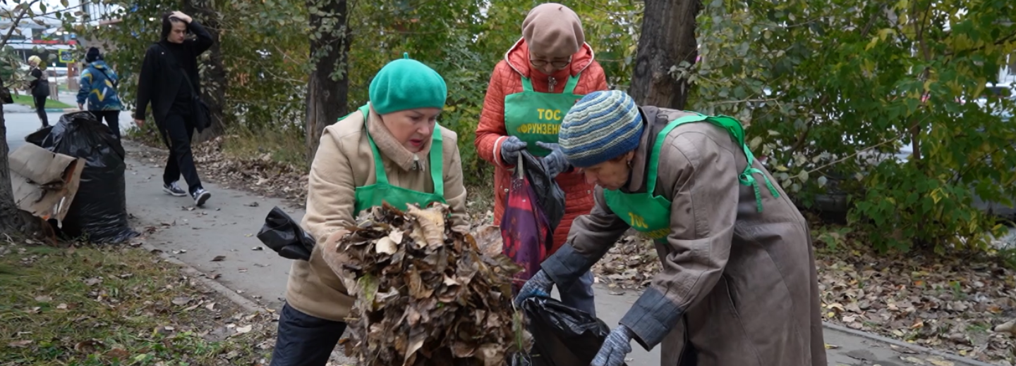 Бабушки вышли на уборку аллеи у Берёзовой рощи, не дожидаясь субботника