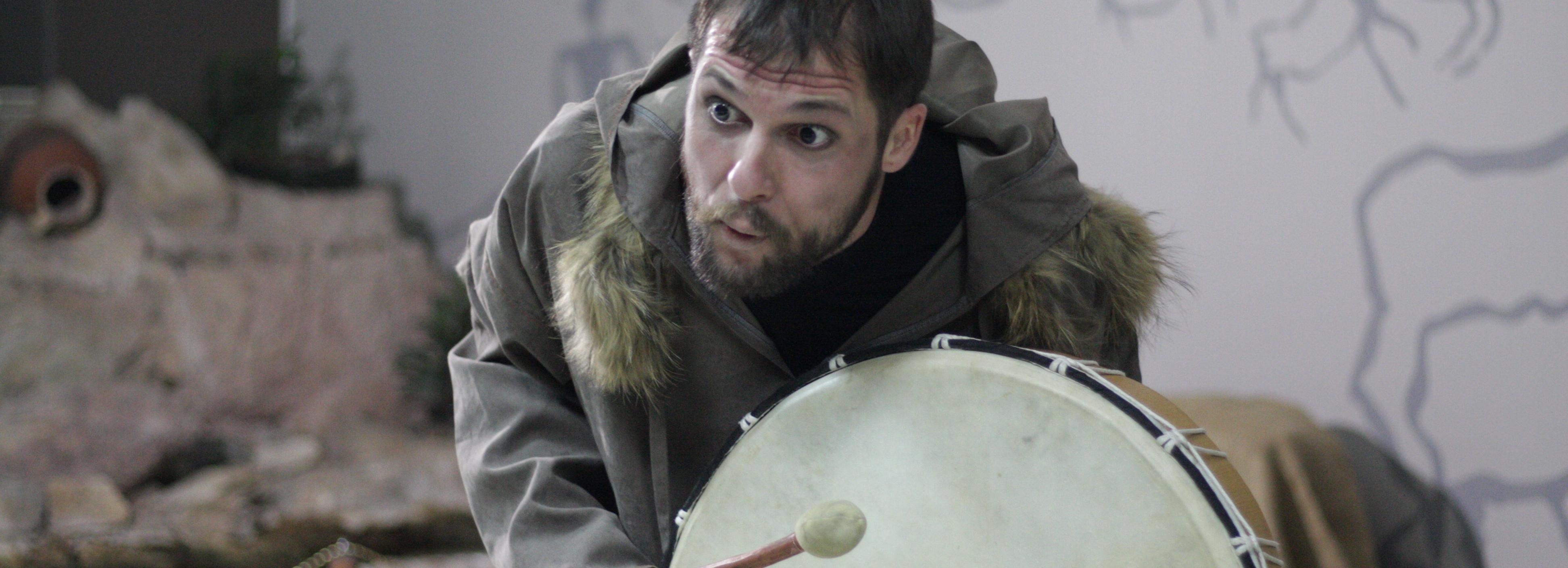 Необычный театр открыли среди скелетов мамонтов в Новосибирске