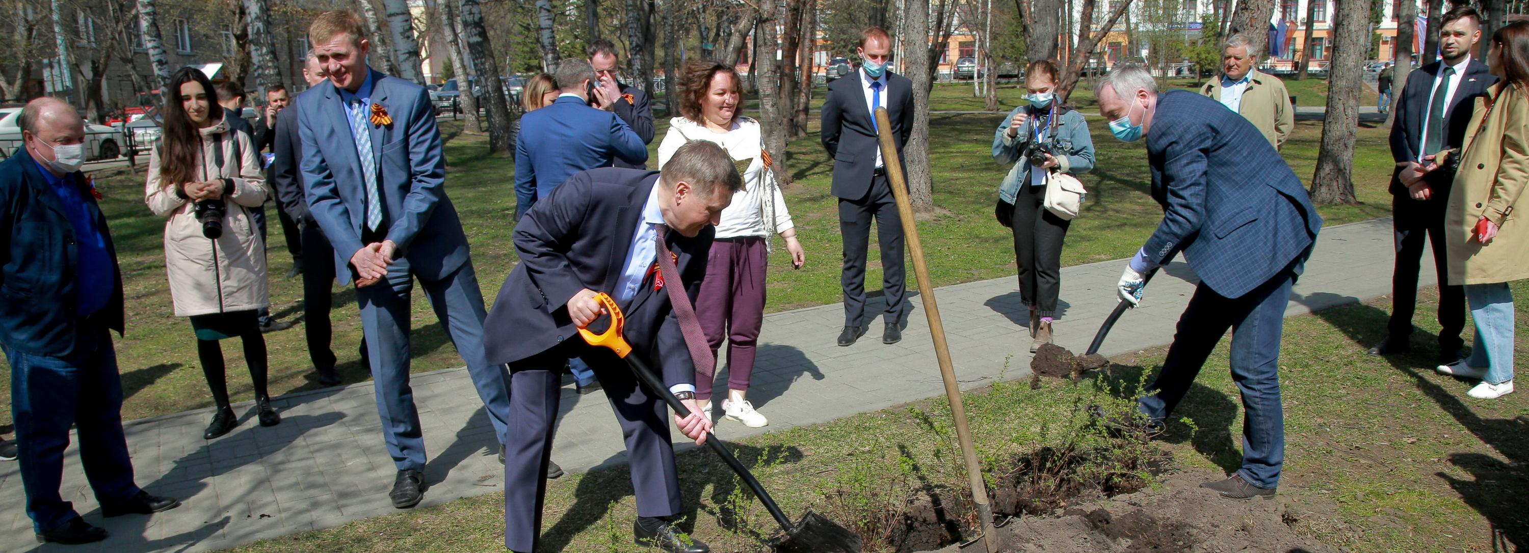 Мэр с губернатором посадили сирень в «Саду памяти» в Новосибирске