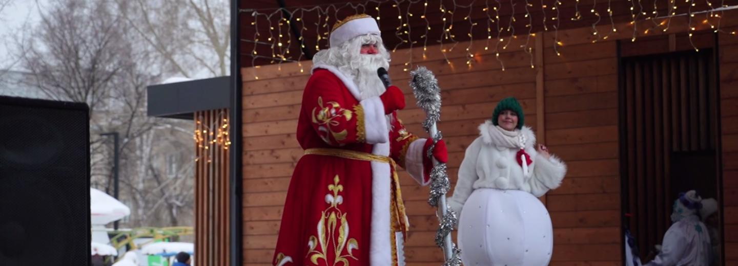 В Затулинском парке зажгли ёлку и устроили дефиле снежных баб