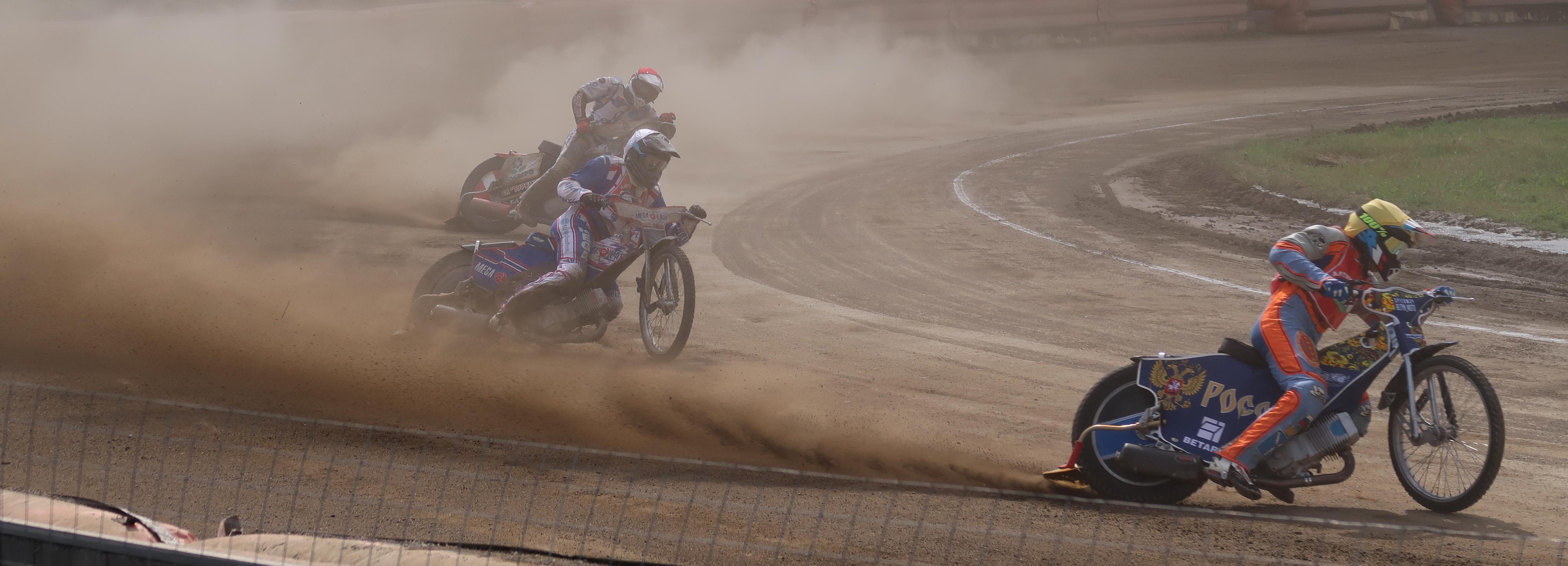 Гонки без тормозов устроили на новосибирском мотодроме: 25 жарких кадров