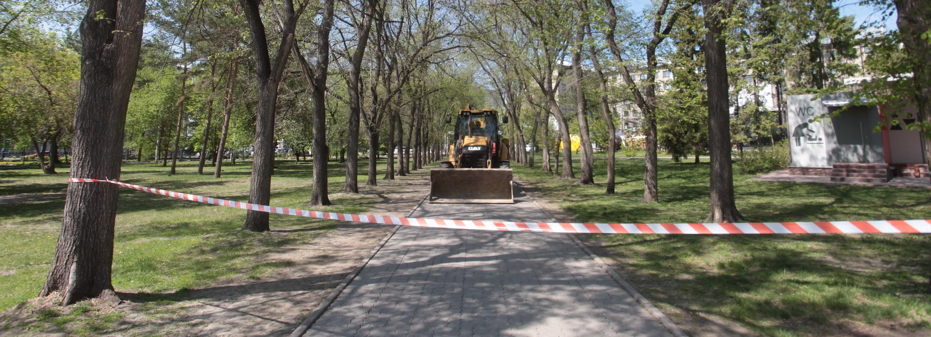 Первомайский сквер обнесли металлической сеткой по всему периметру