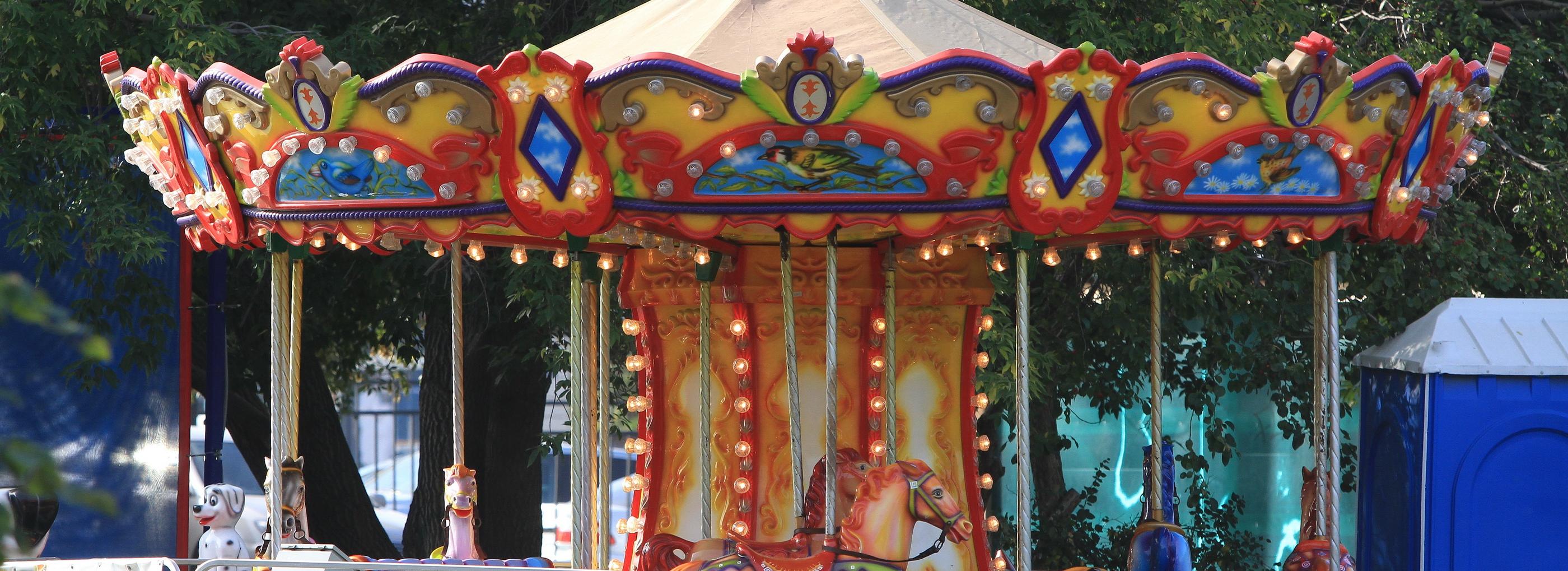 Карусели в парках заработают с середины апреля: сколько стоит прокатиться