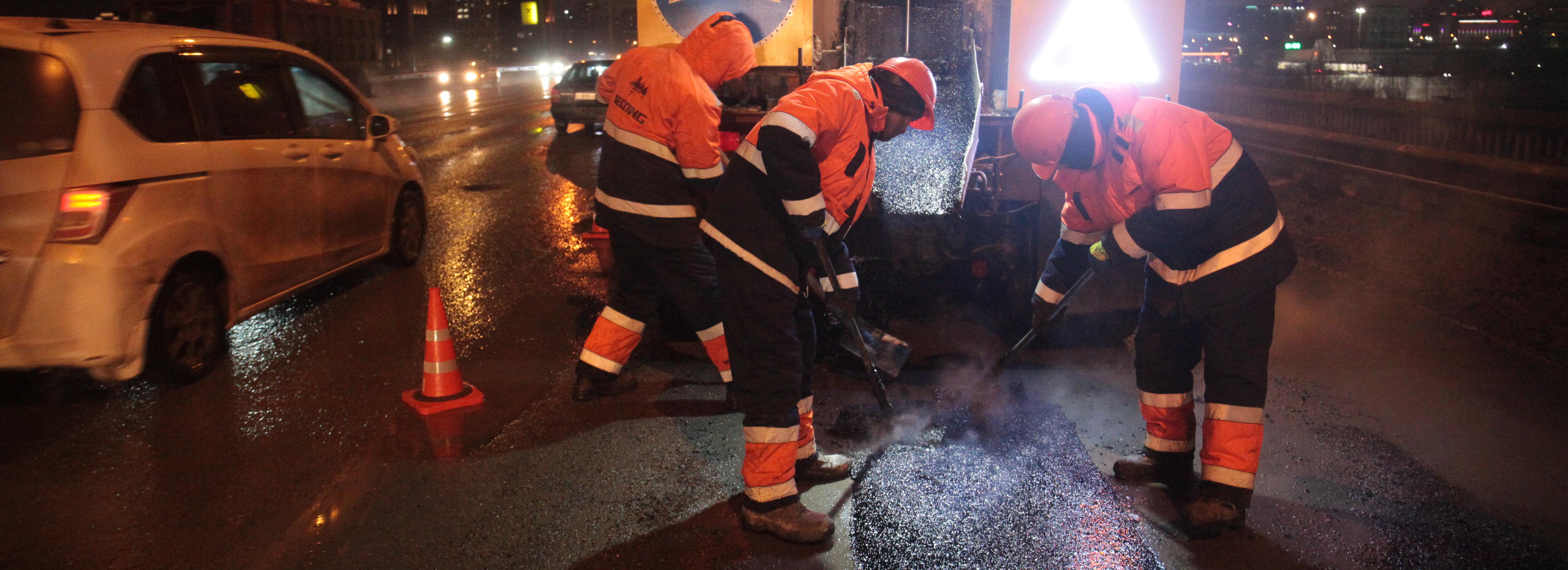 Износившийся асфальт на Димитровском мосту подлатают до конца недели