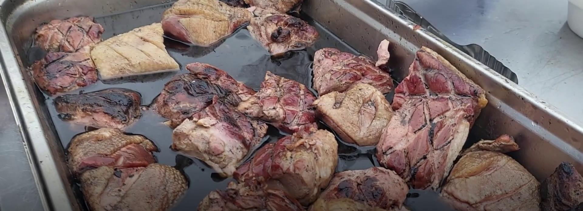 Модный шеф-повар бесплатно накормил уткой посетителей парка «Арена»