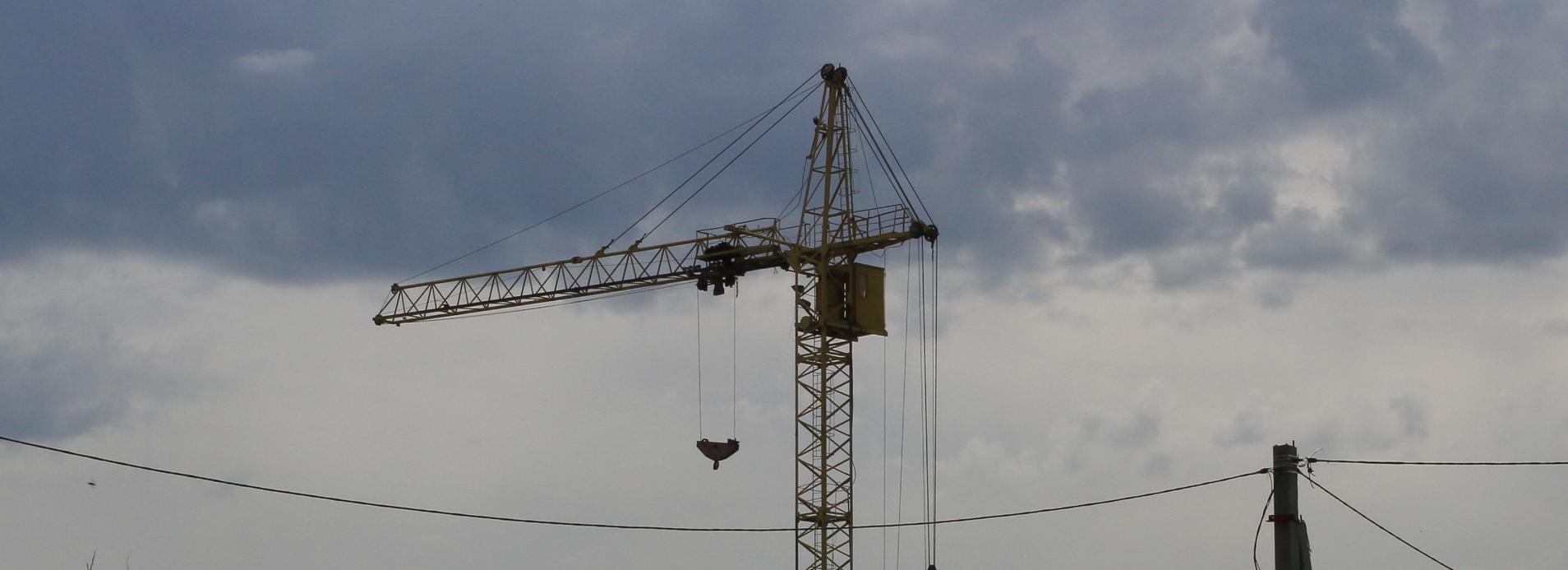 Упавшего с высоты крановщика эвакуировали новосибирские спасатели