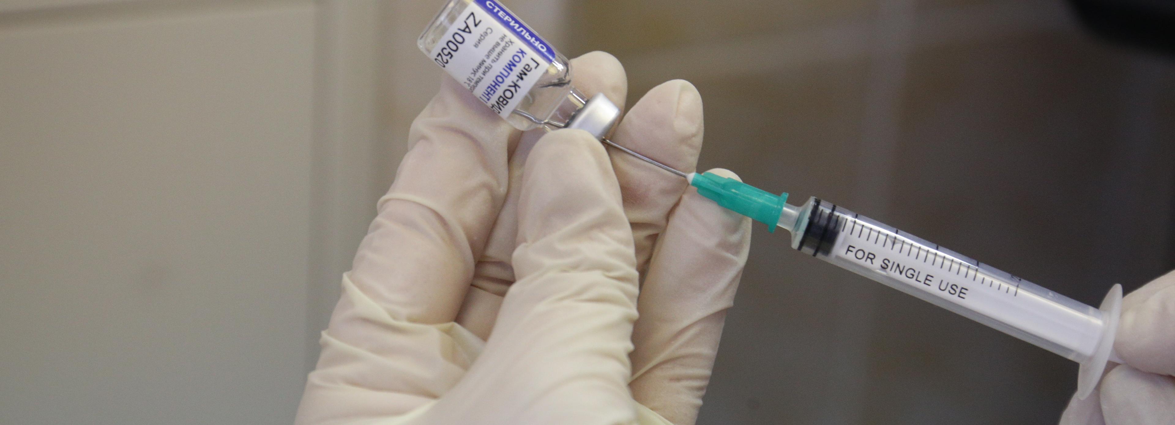 Почти 2000 новосибирцев вакцинировали от COVID-19 на майских каникулах