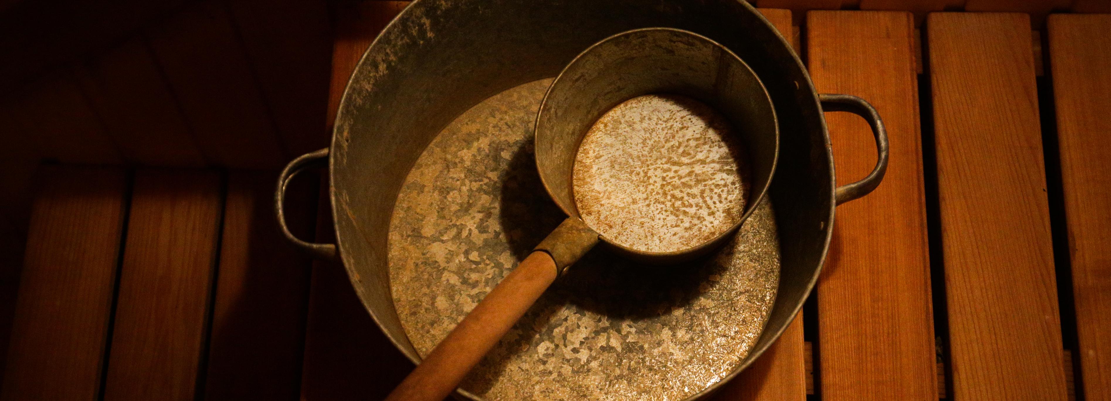 Мужчина с ножом запер сожительницу в бане под Новосибирском