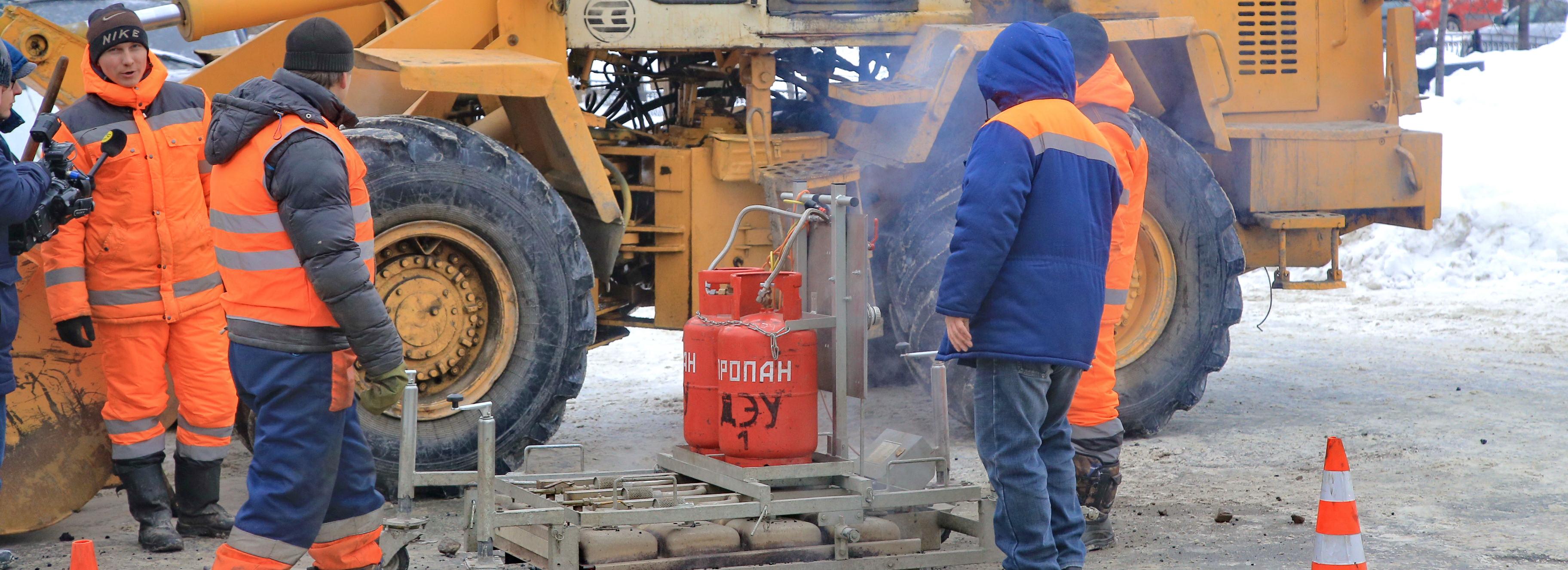 Ямы на Бердском шоссе и Октябрьском мосту залили холодным асфальтом