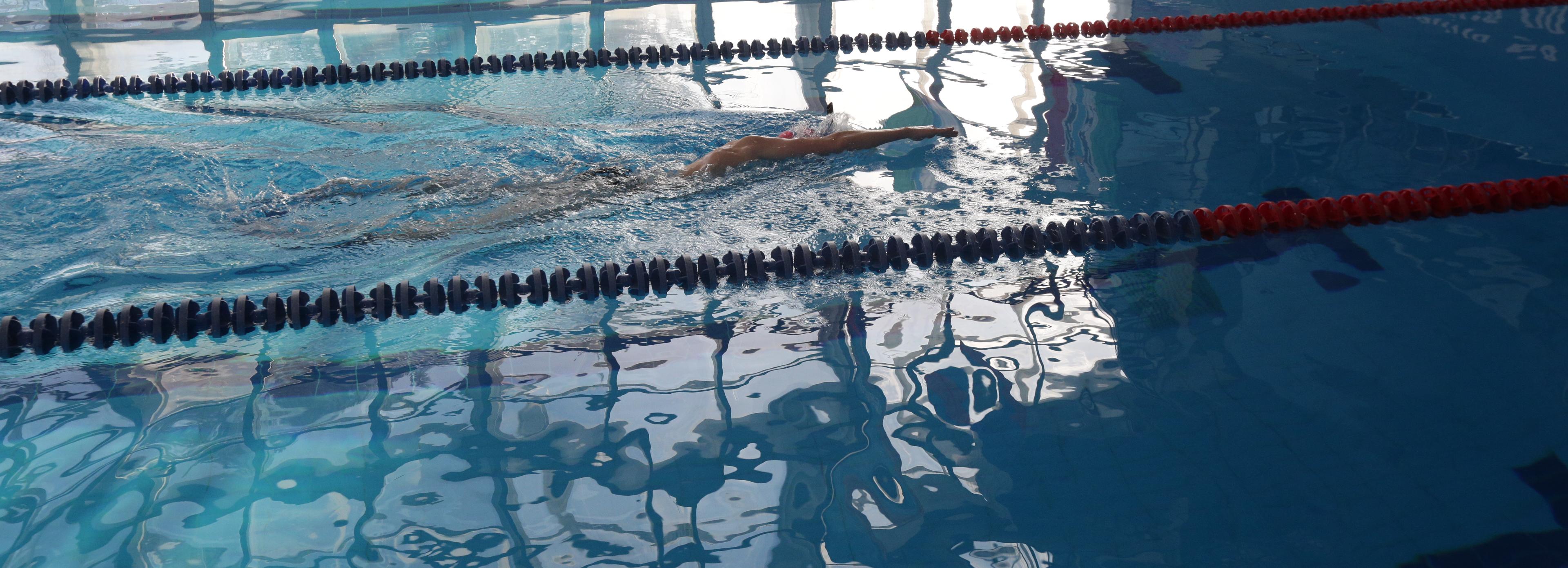 Будущие матросы-спасатели подняли манекен со дна бассейна «Нептун»