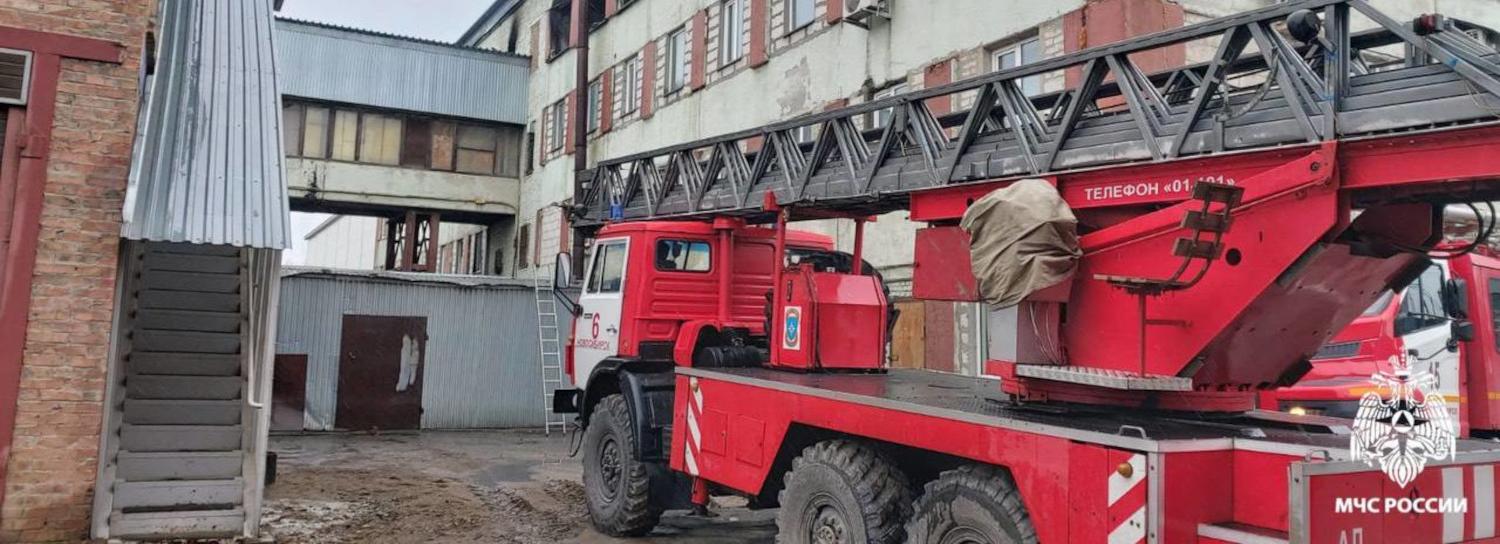 Мужчину без сознания спасли из пожара в промзоне на Станционной