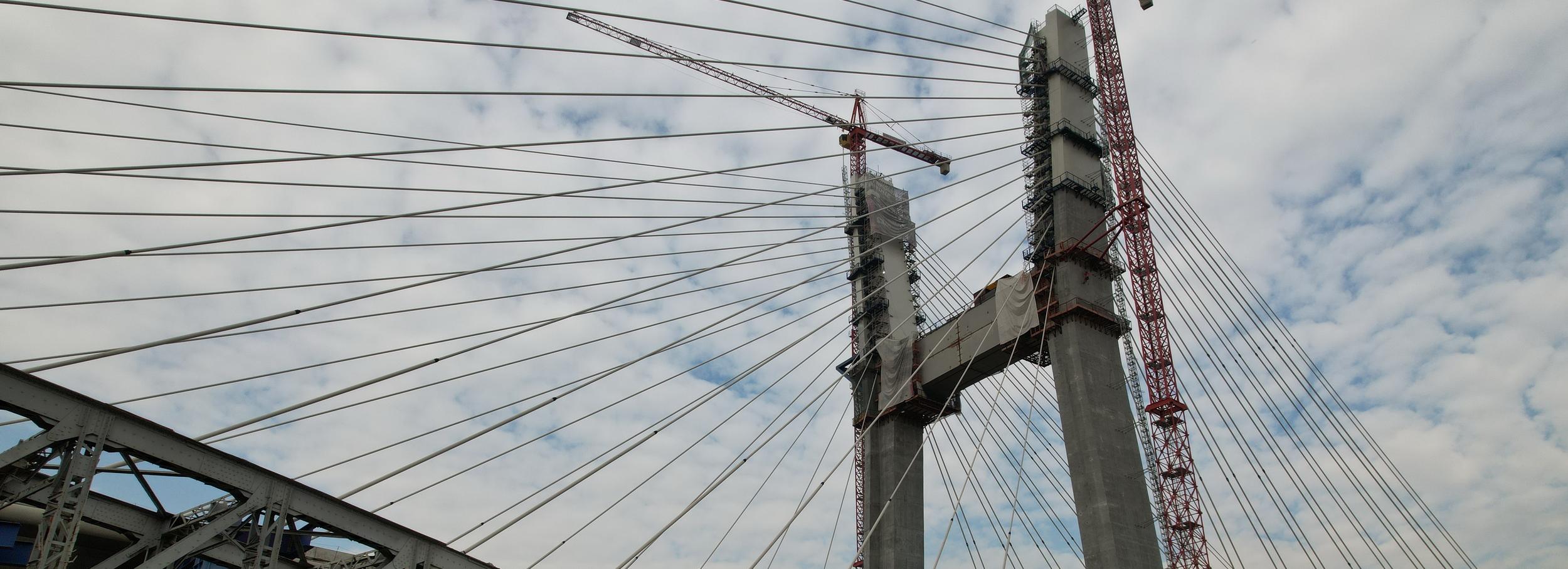 Финишный слой краски наносят на пилон четвёртого моста в Новосибирске