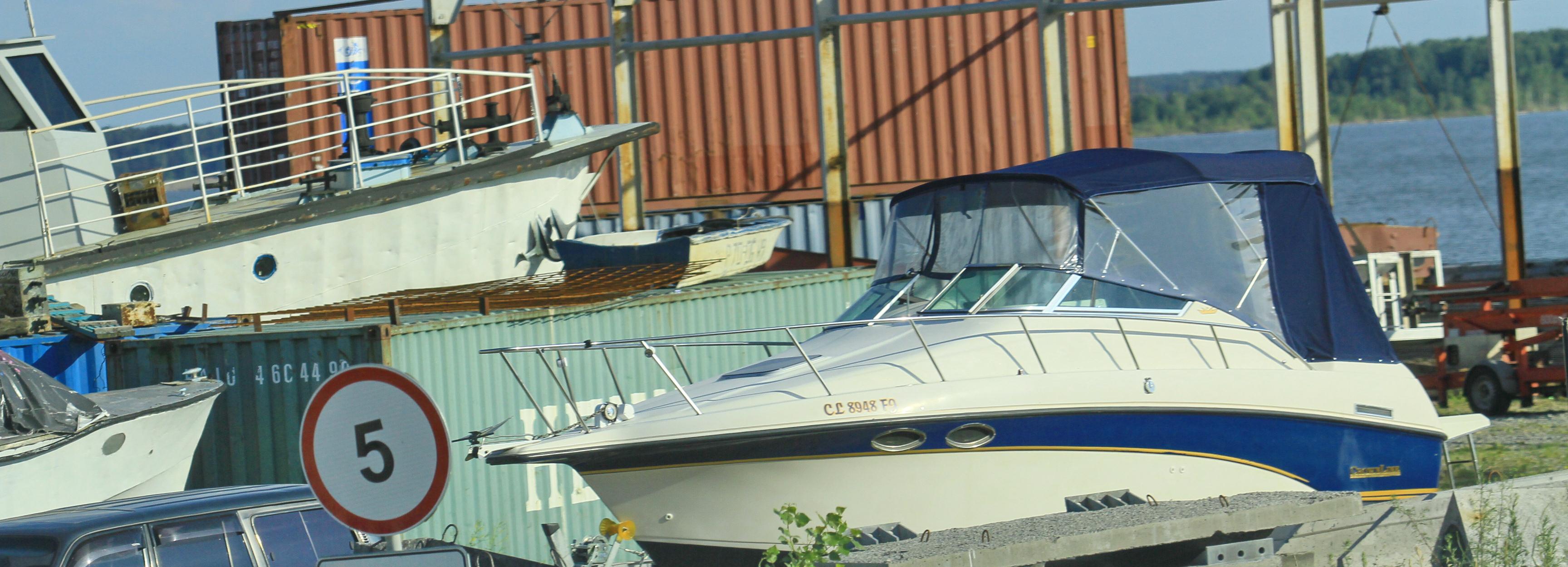 Нелегальные лодочные моторы нашли на складе под Новосибирском