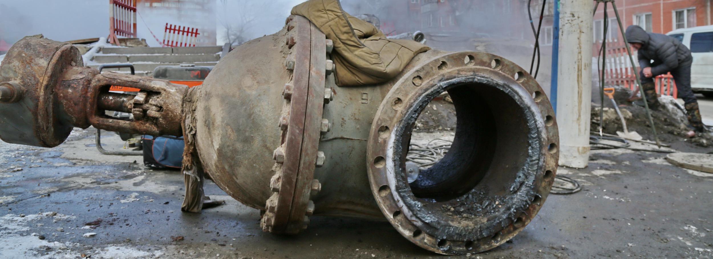 Коммунальная авария на семь метров сузила улицу Ватутина