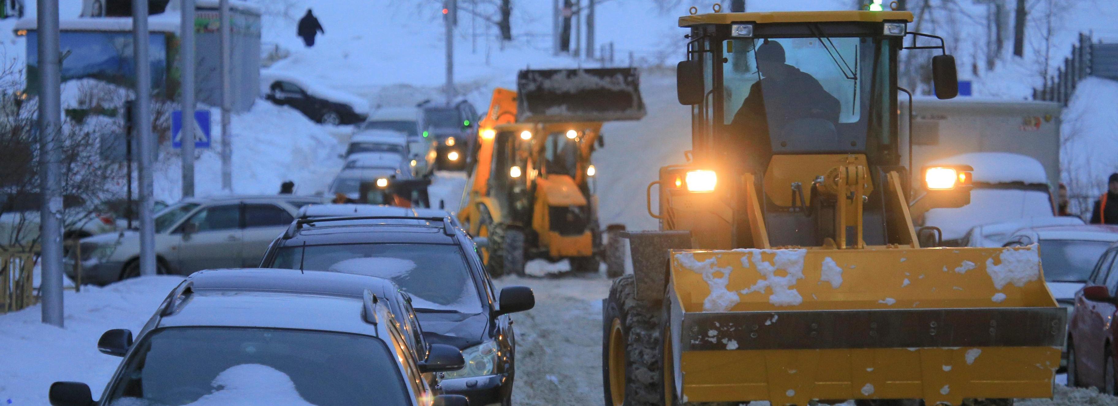 Для уборки снега в Новосибирске задействуют землеройную технику