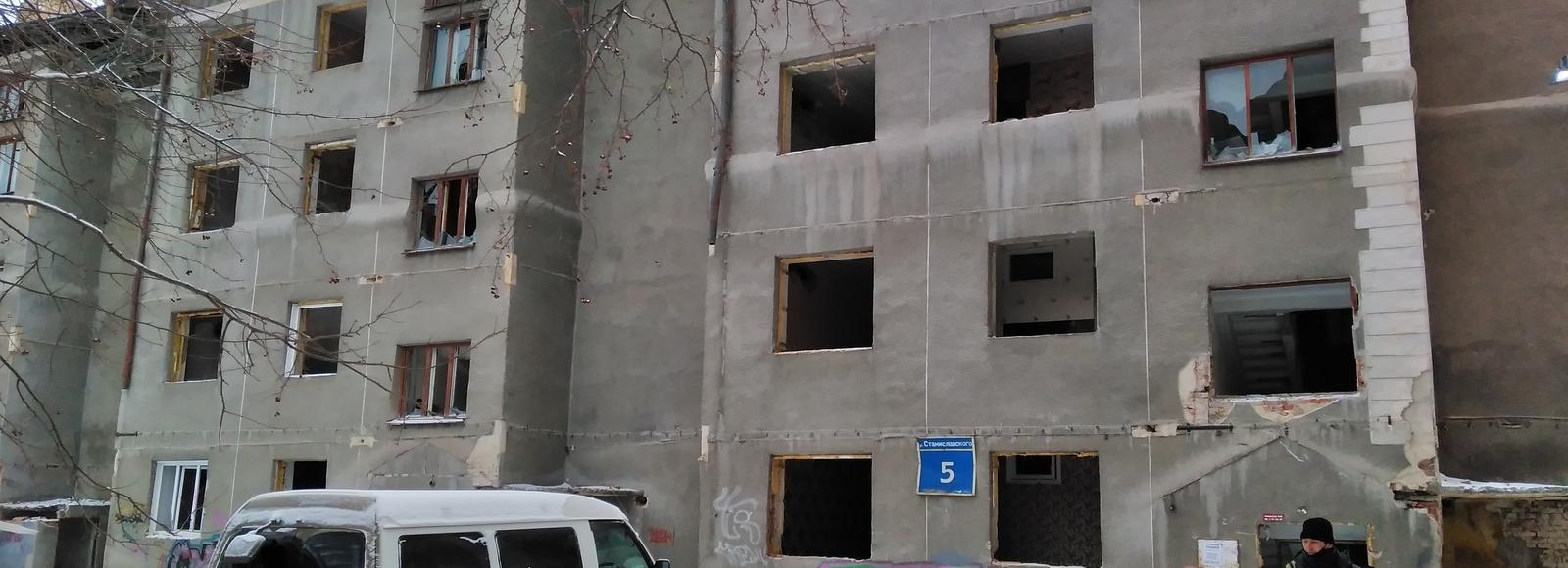 Расселённую четырёхэтажку у Монумента Славы готовят к сносу