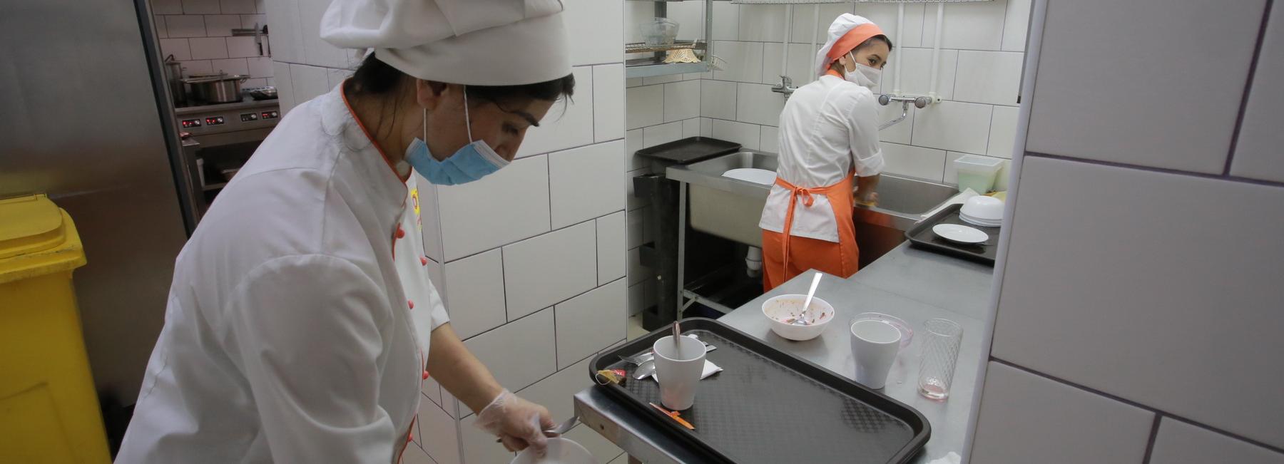 Повара в масках, школьники — нет: как будут учиться дети с 1 сентября