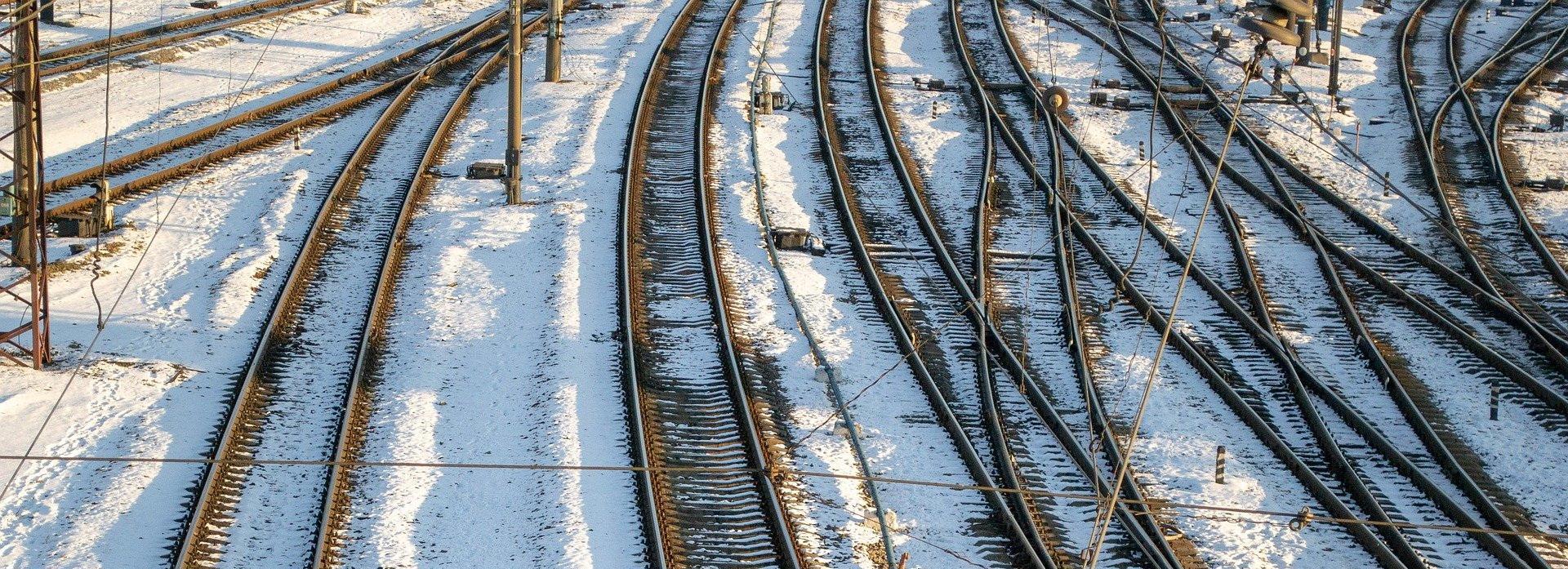 Поезд с 300 пассажирами остановили из-за легковушки в Новосибирске