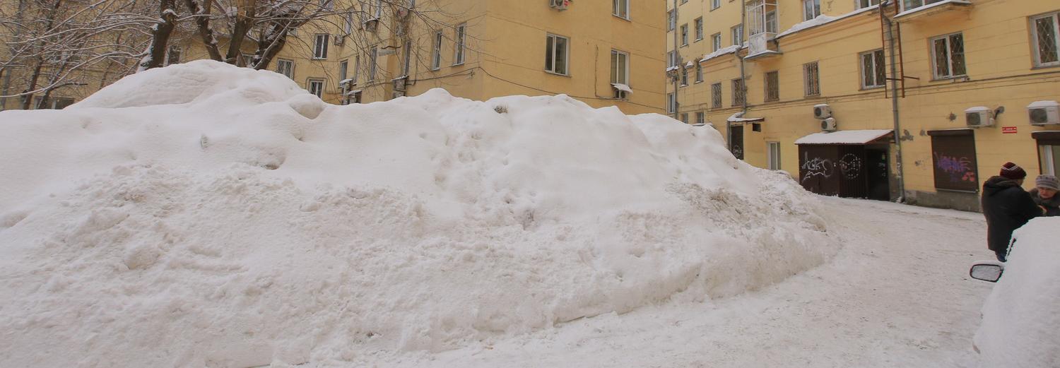 Гора снега с двухэтажный дом образовалась во дворе в центре Новосибирска