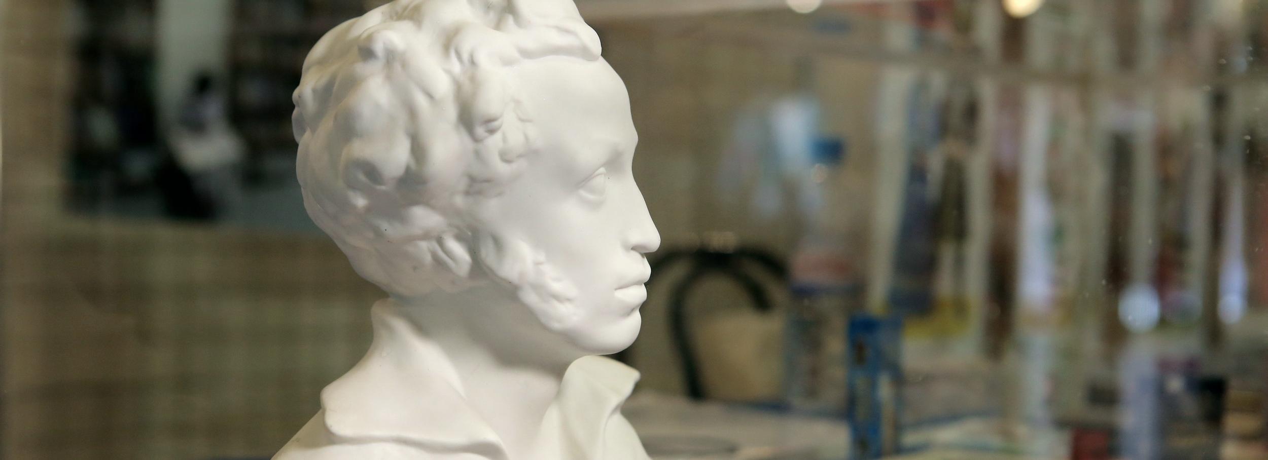 Новосибирцам предложили рассказать сказку на одном из 190 языков России