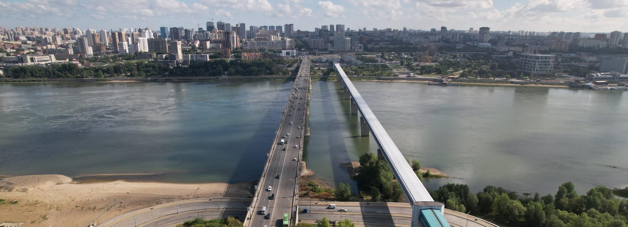 В Новосибирске парень прыгнул с Октябрьского моста, чтобы протрезветь