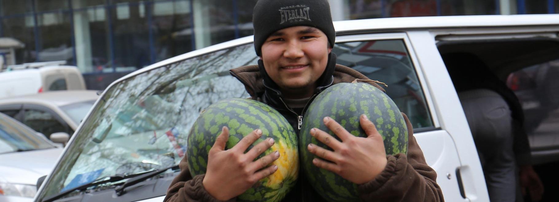 В Узбекистане созрели арбузы: первые партии уже пришли в Новосибирск