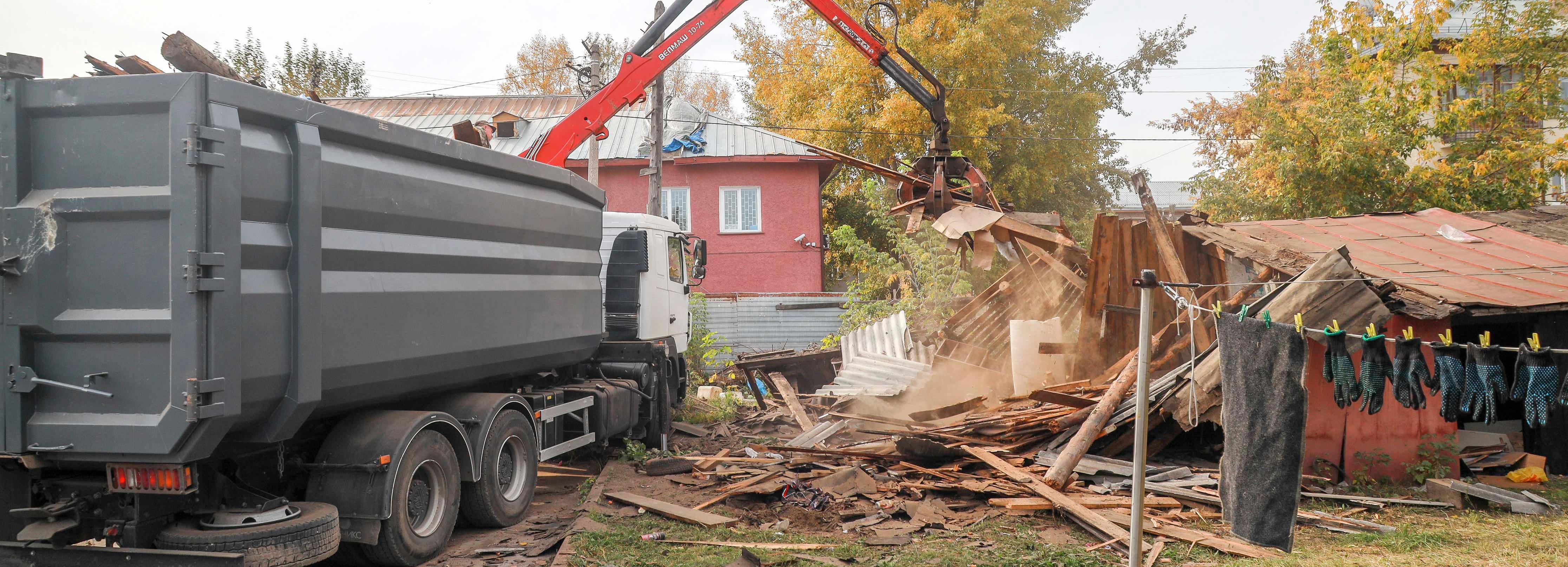 «Сарайки» с двухметровыми погребами сносят на улице Бурденко