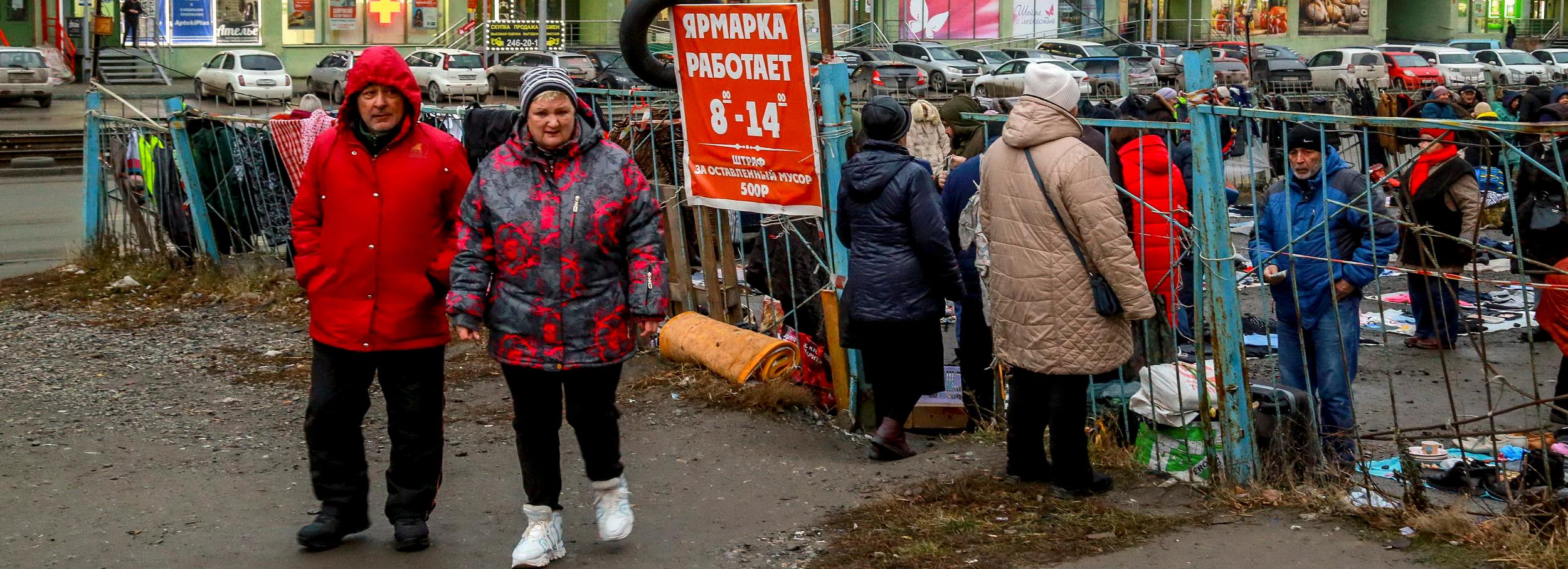Торгуют с земли: на блошиных рынках Новосибирска изымают товар