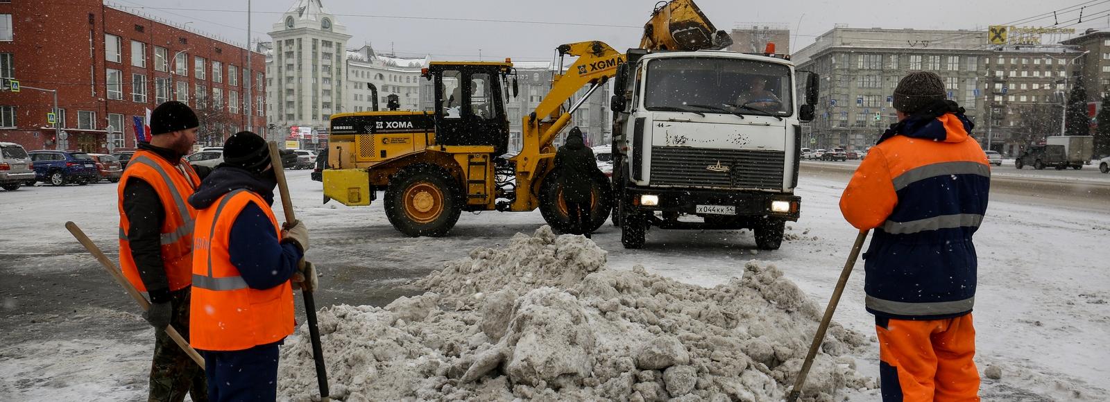 Тает на глазах: заснеженные тротуары в Новосибирске полили «Бионордом»