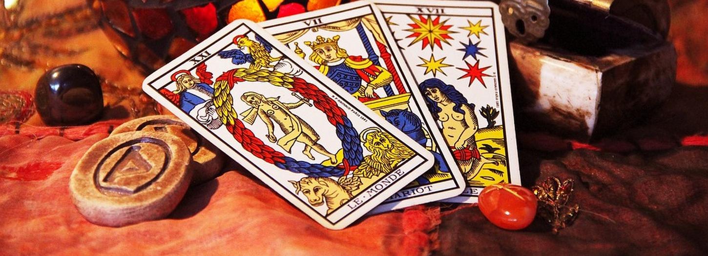 Любит — не любит: почему люди в 21-м веке верят в гадания на святки