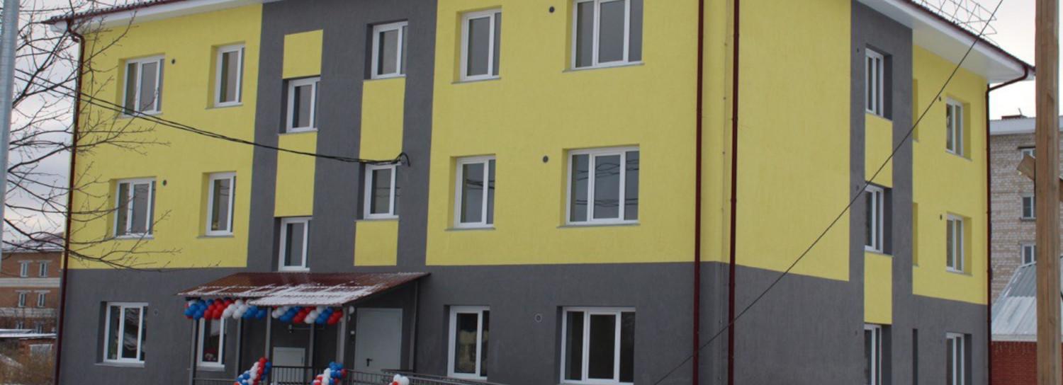 Под Новосибирском сдали 13-квартирный дом для бюджетников и сирот