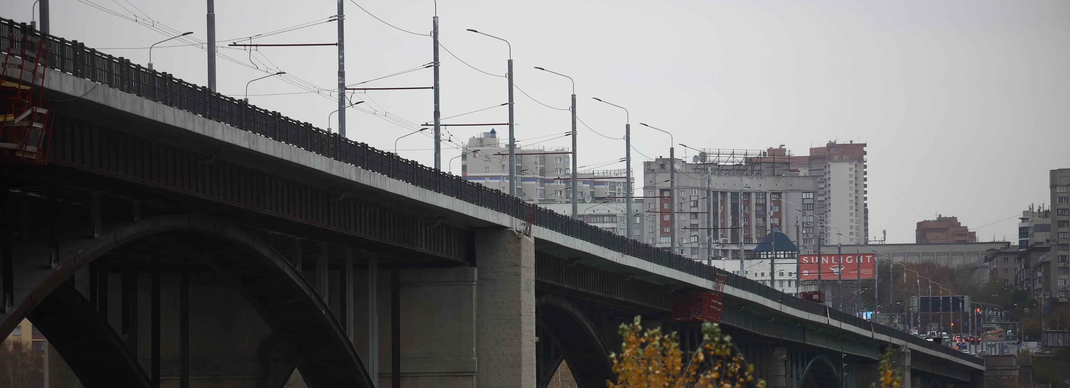 Новое барьерное ограждение установят по всей длине Октябрьского моста