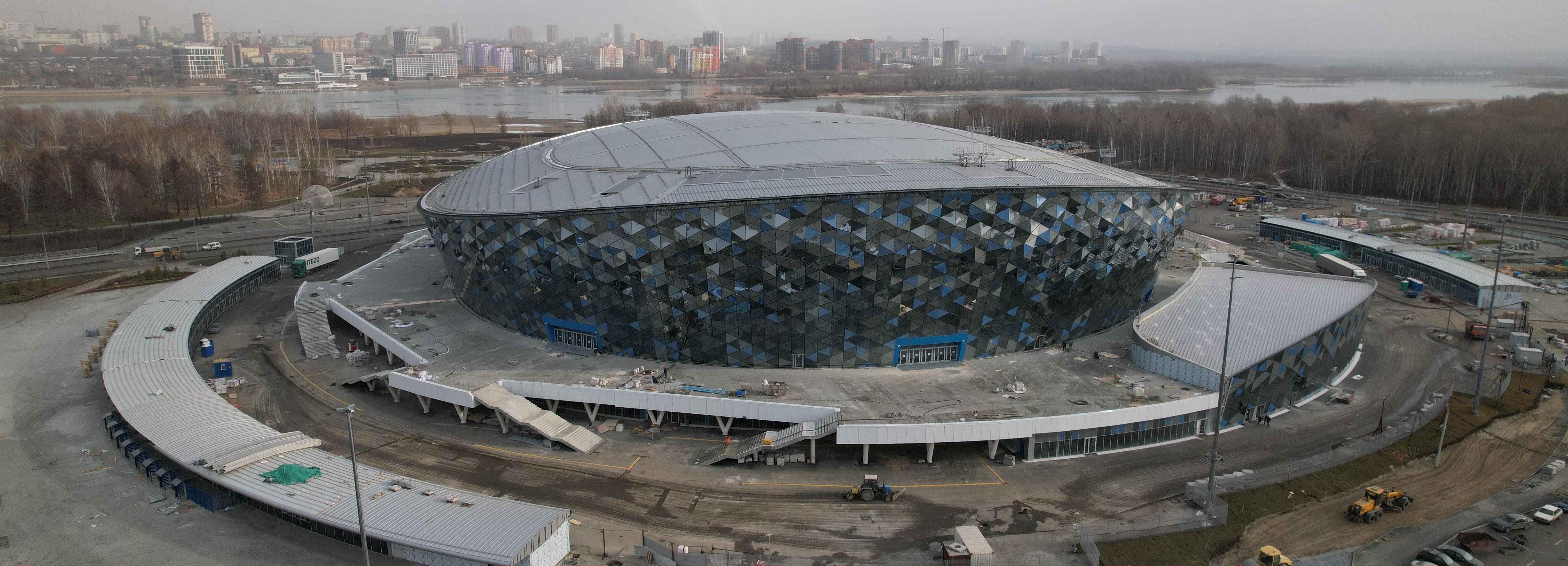 Хоккейные борта устанавливают на тренировочной арене ЛДС в Новосибирске