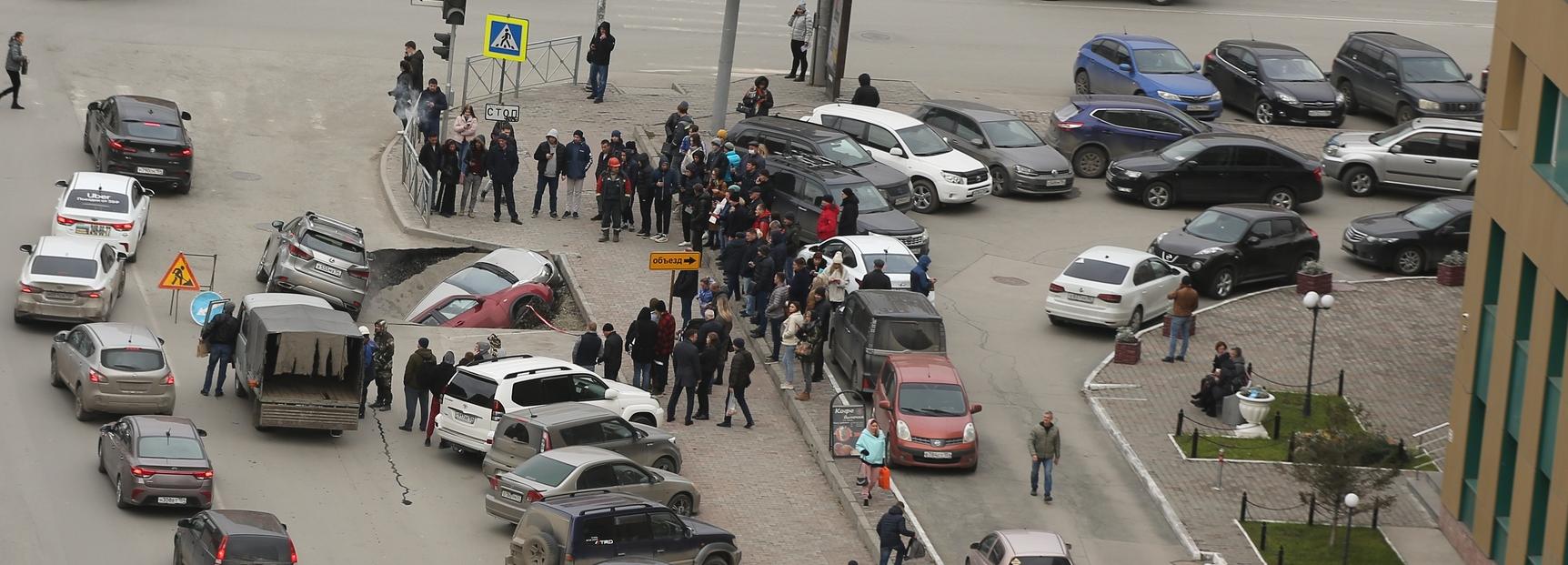 Два автомобиля ушли под землю в центре Новосибирска