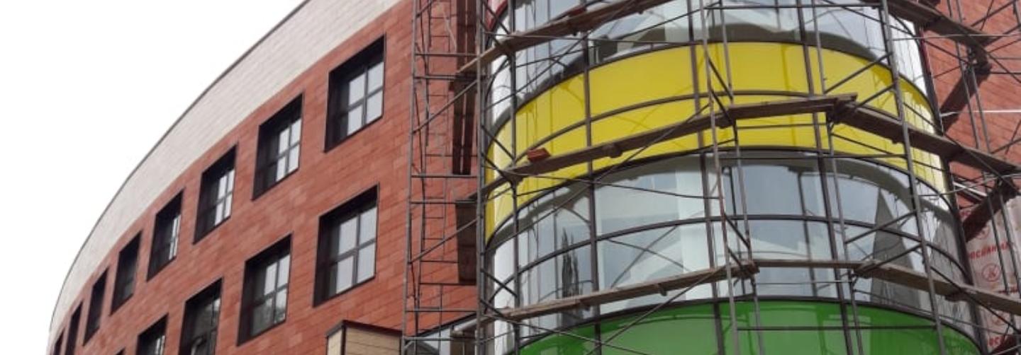 Уникальный корпус лицея с гнутым стеклом строят в Академгородке