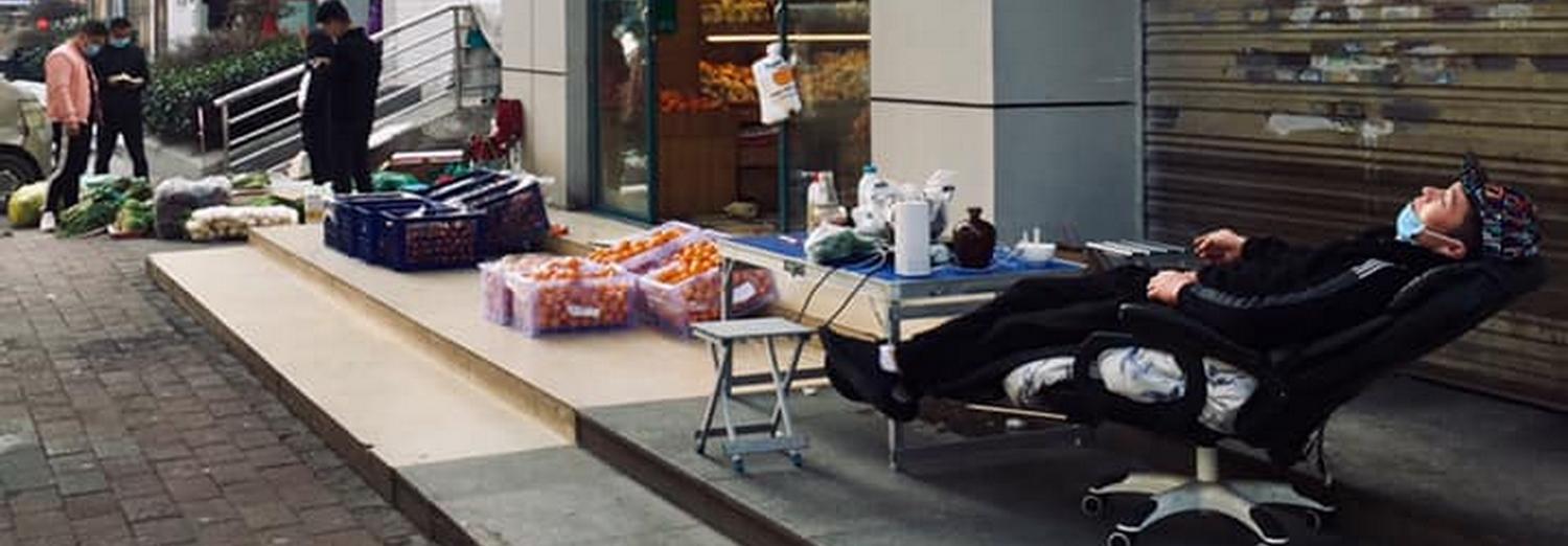 «Пьём горячую воду»: сибирячка показала город Ухань во время эпидемии