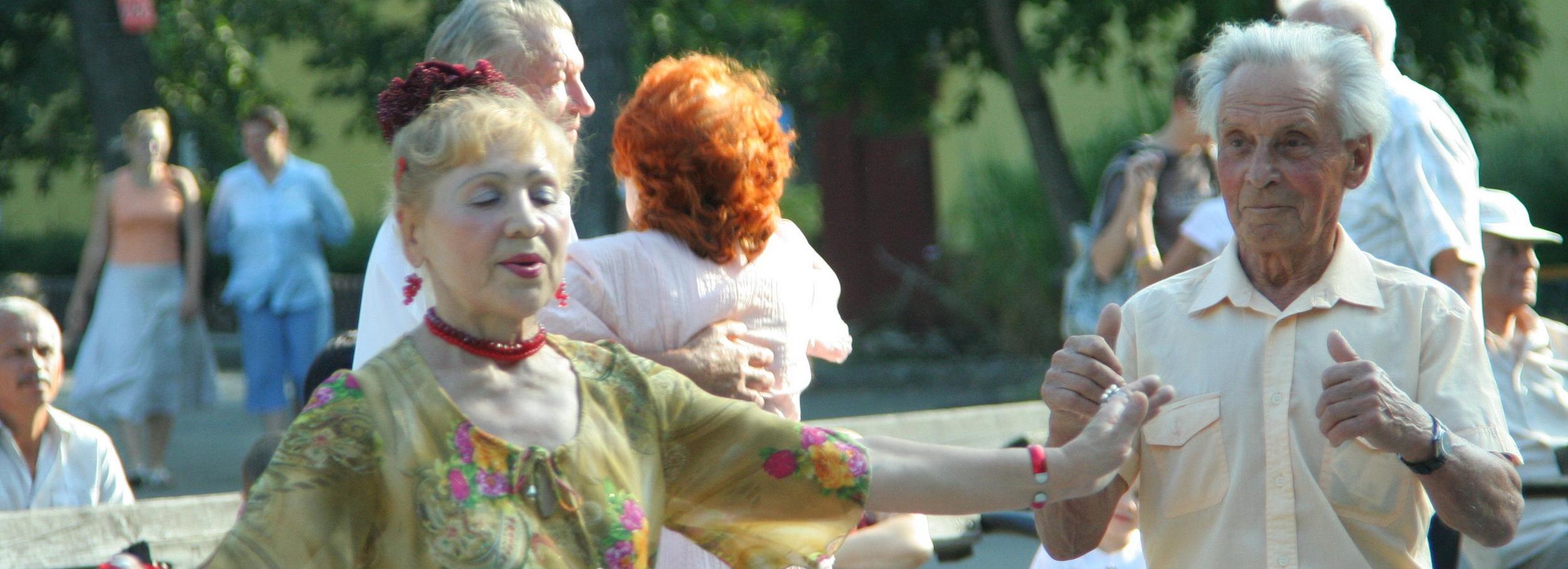 Духовой городской оркестр запускает танцы под открытым небом для горожан