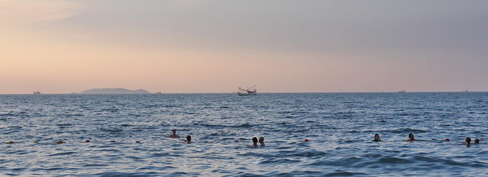 Сибиряки на тримаране попали в страшный шторм в Атлантическом океане