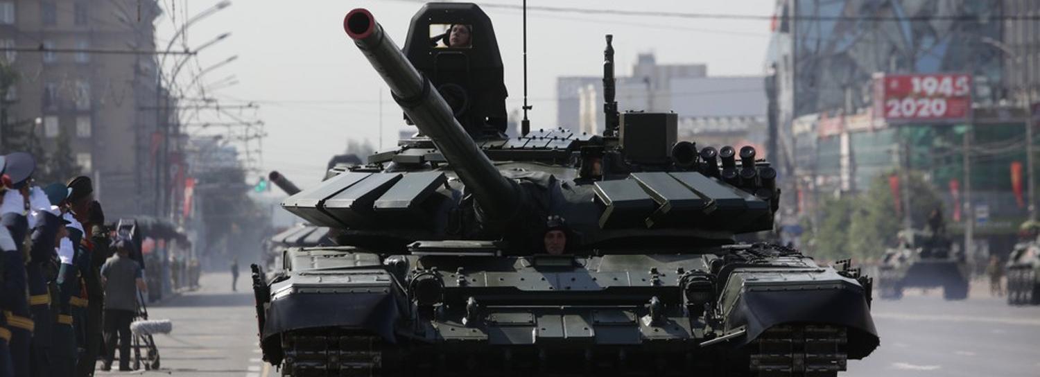 БТРы у оперного: военная техника проехала ночью по Новосибирску