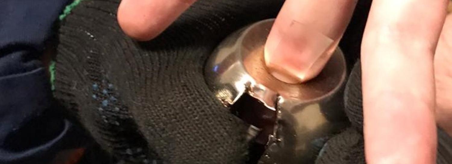 Спасатели вытащили палец новосибирца из дверного замка