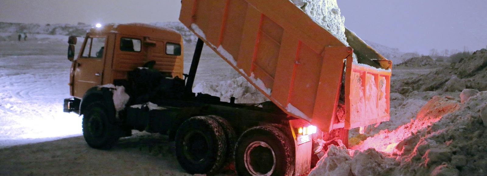 Грязным снегом и мусором завалили берег Ельцовки-2