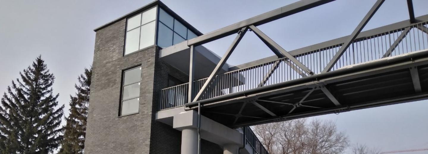 Пешеходный мост с лифтом откроют в марте у Михайловской набережной