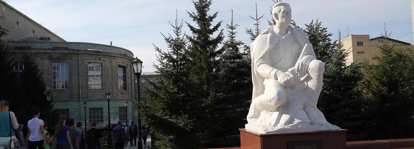 Памятник поэту Борису Богаткову отремонтируют к середине сентября