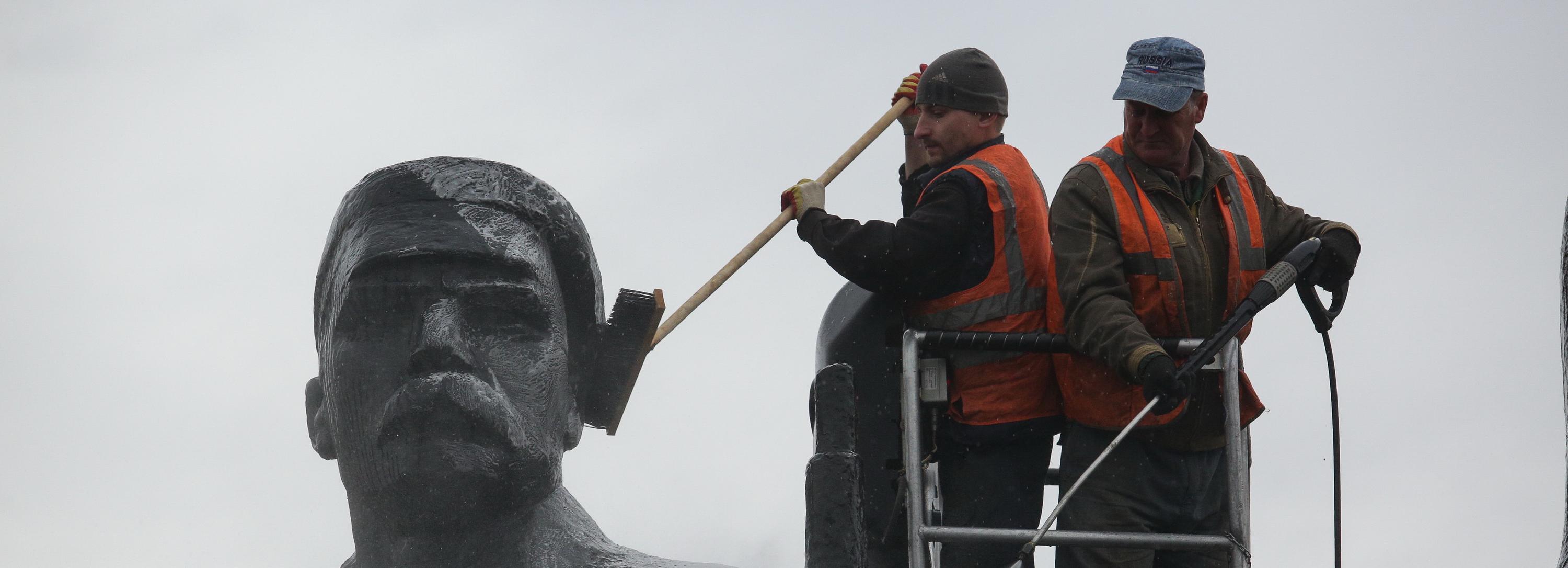 Памятник Ленину в центре Новосибирска помыли перед майскими праздниками