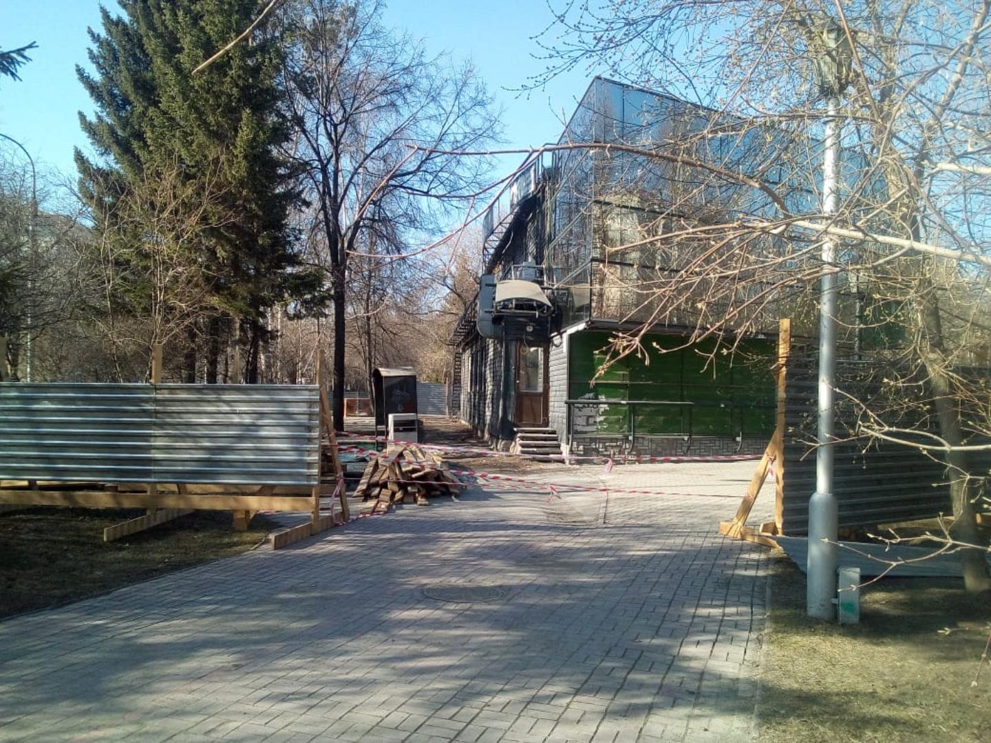 Стеклянное кафе «Сказка» начали сносить в Первомайском сквере