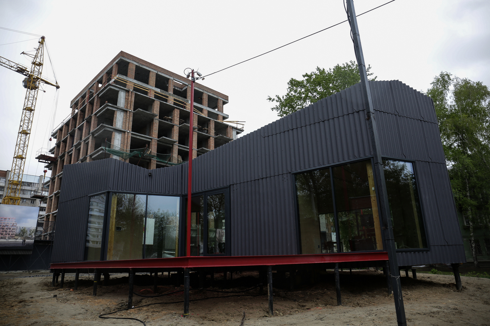 Павильон странной формы появился возле стройки урбан-вилл на Никитина