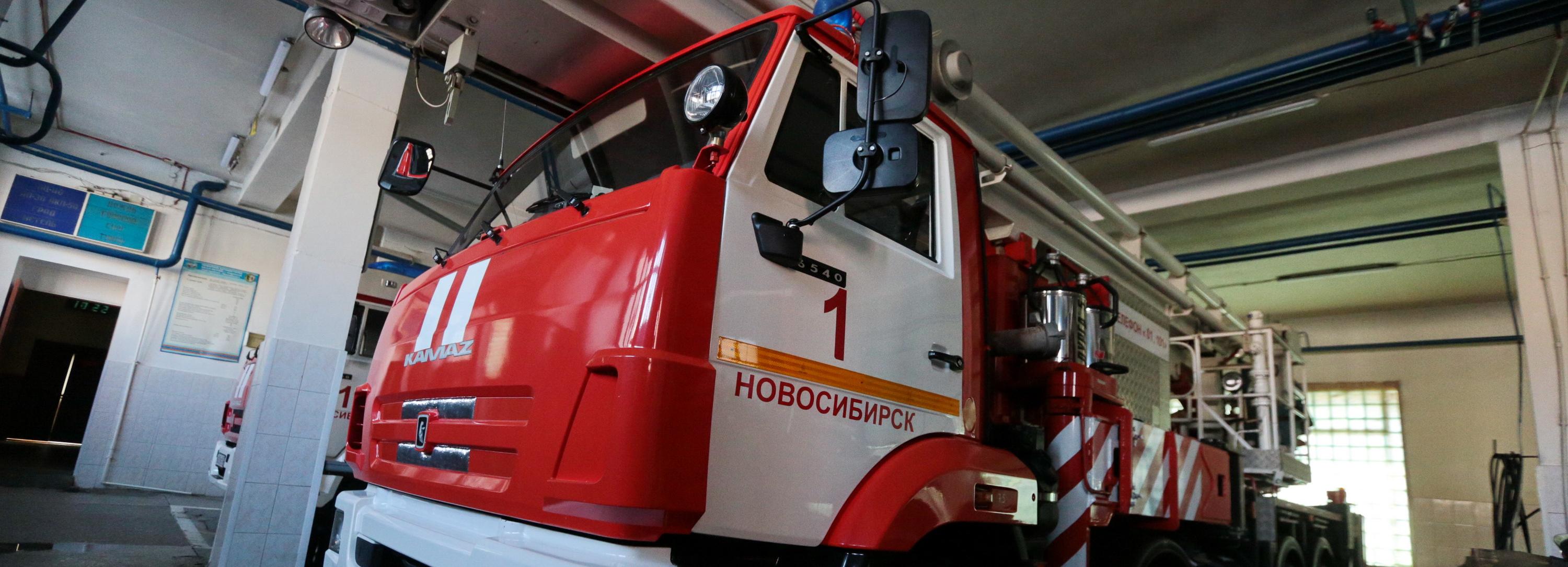 На большой красной машине: пожарные исполнили мечту юного новосибирца