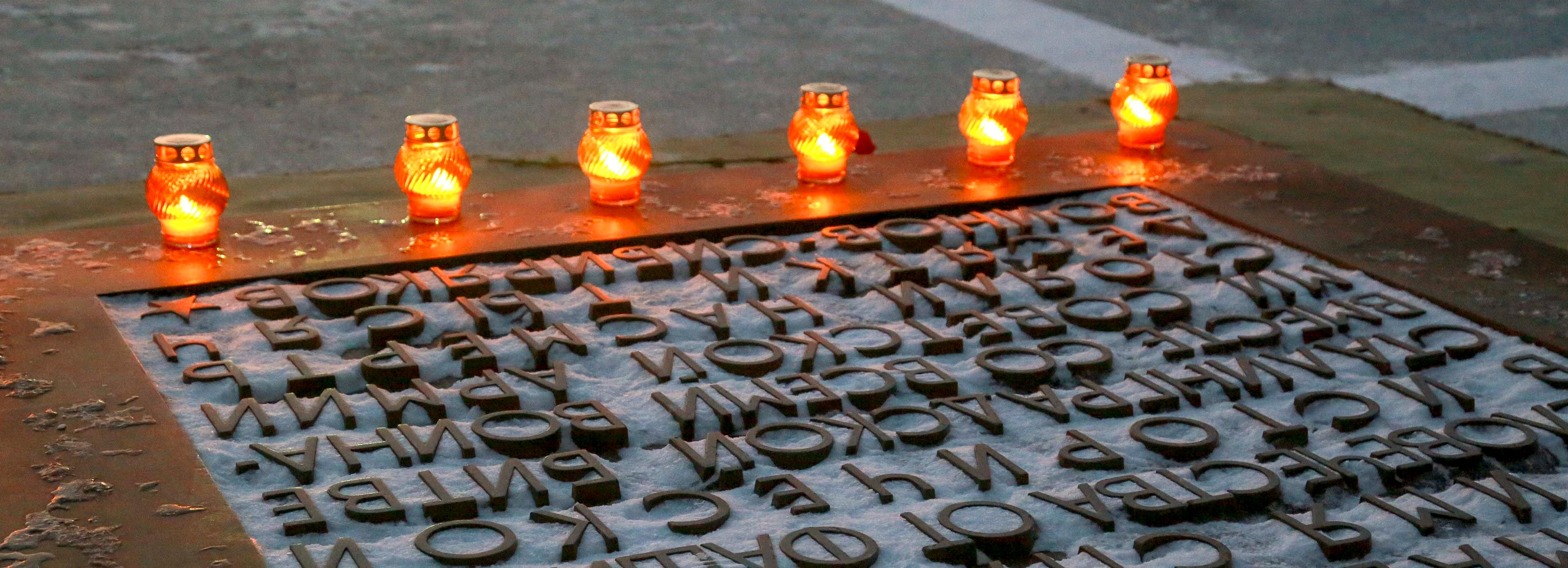 Свечи зажгли на Монументе Славы в память о Сталинградской битве