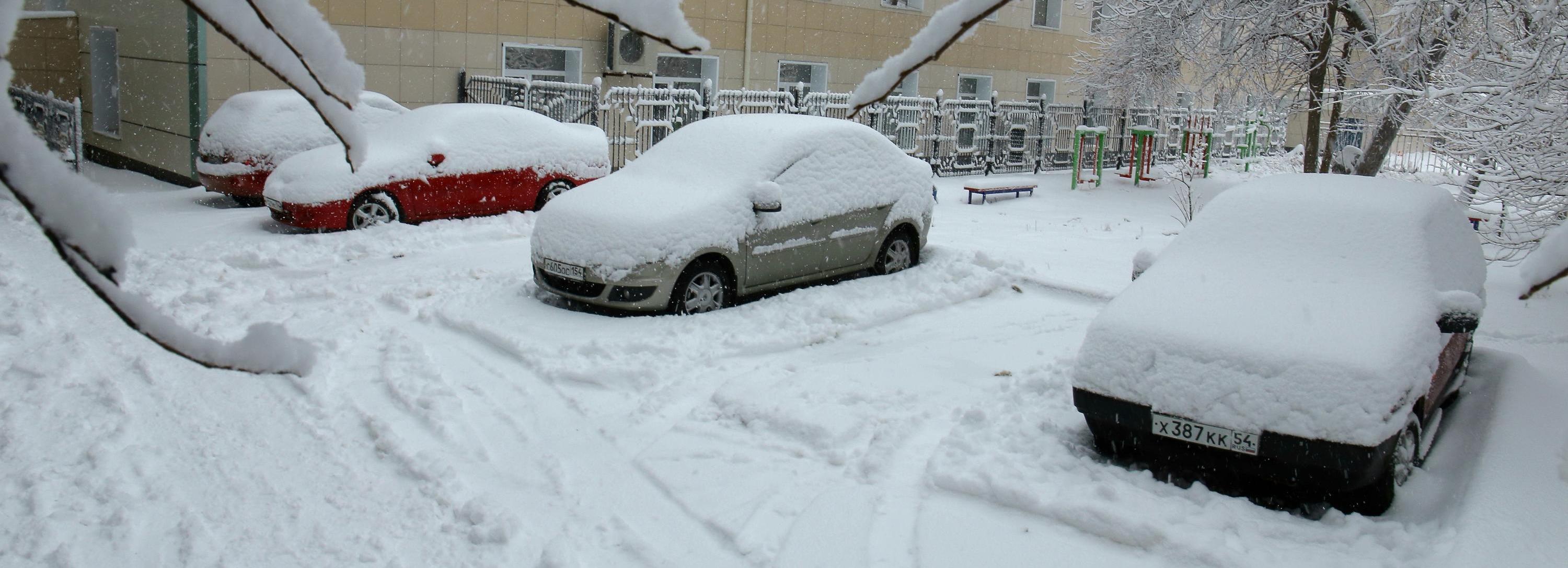 Снегопад в Новосибирске: пассажиры подтолкнули троллейбус